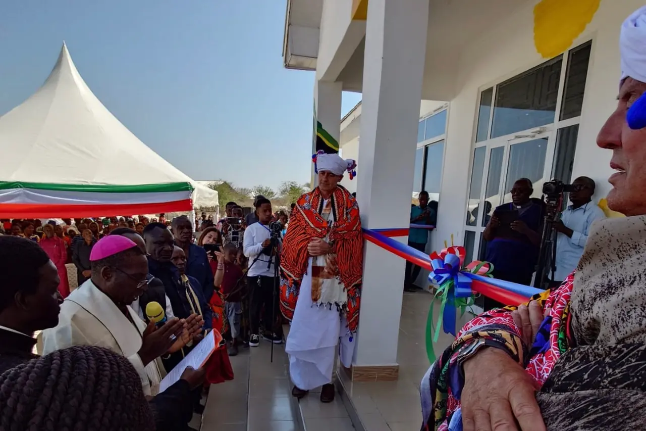 L'inaugurazione del reparto di Maternità in Tanzania nella missione del sacerdote sardo don Carlo Rotondo