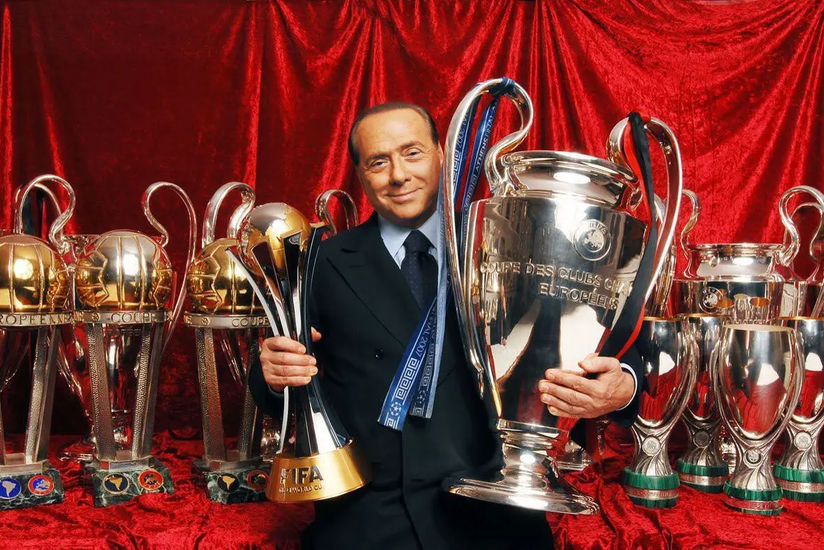 Silvio Berlusconi con i trofei del Milan (foto Milan)