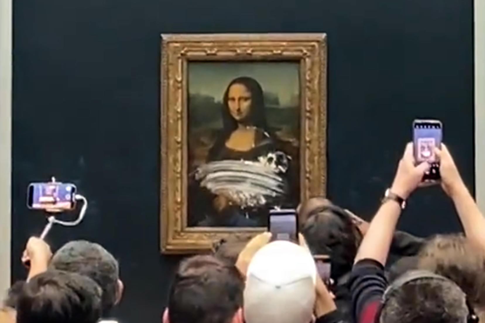Al Louvre un uomo lancia una torta contro la Gioconda