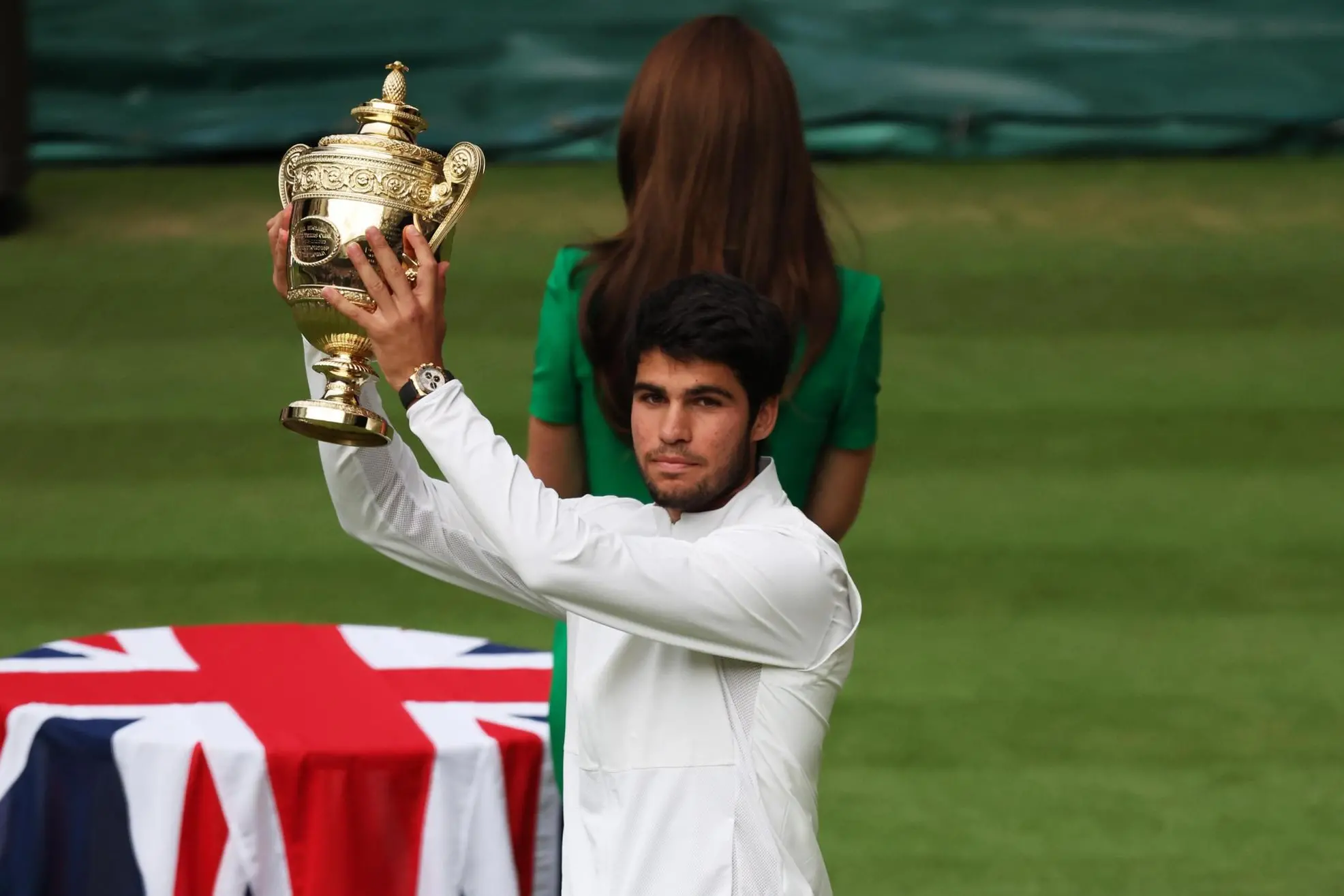 Carlos Alcaraz solleva il trofeo da vincitore di Wimbledon (foto Ansa)