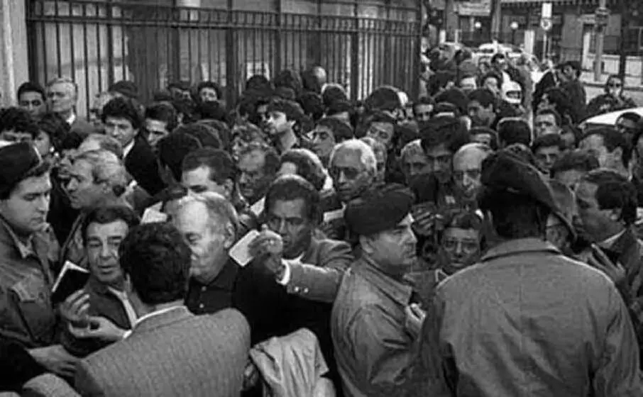 Folla fuori dal Tribunale