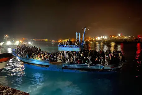 Uno sbarco a Lampedusa (Ansa)