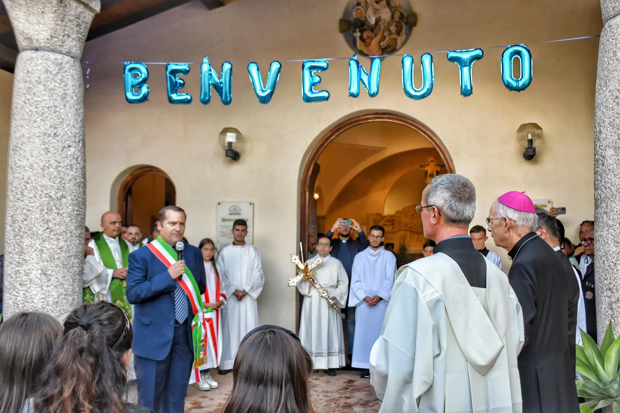 L'ingresso di don Franco Serrau nella chiesa di San Giorgio (foto A. Useli)