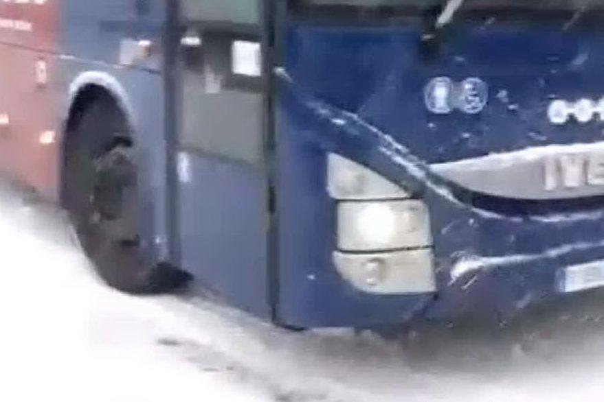 Desulo, pullman bloccato per neve: la jeep prova a trainarlo