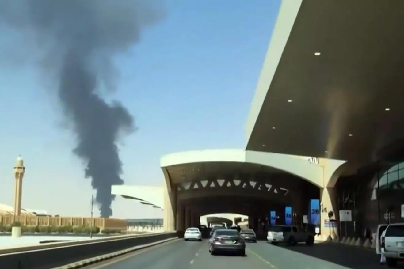 Fumo dal deposito di carburante dell'aeroporto internazionale King Khalid di Riad, in Arabia Saudita (foto via Ansa da X/TRTWorldNow)