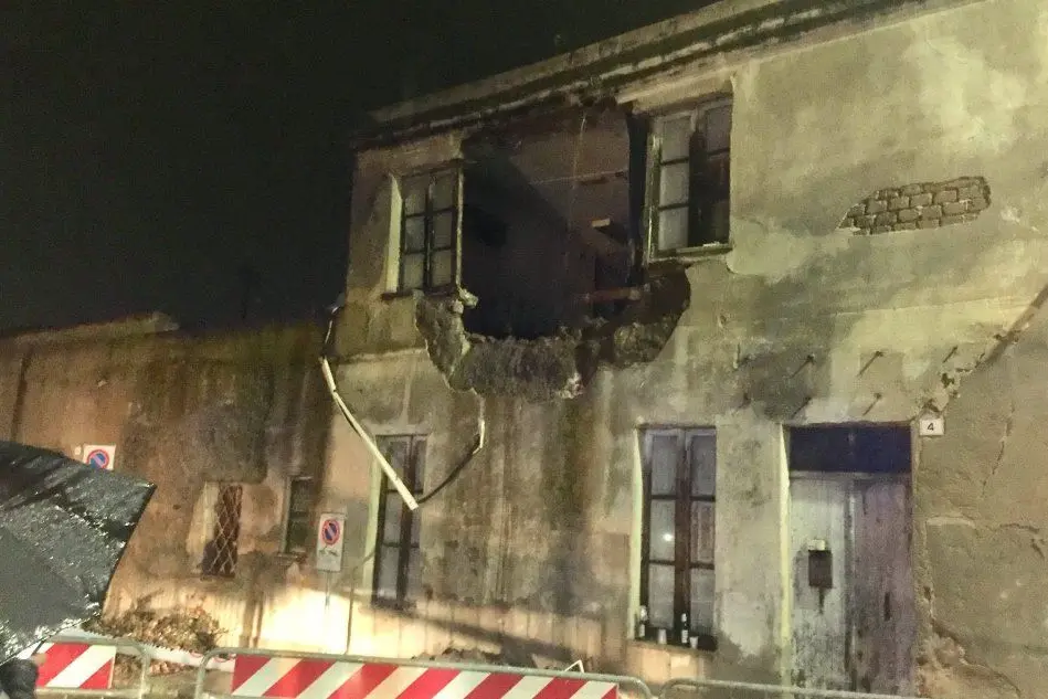 La facciata crollata ad Oristano (Foto Elia Sanna)