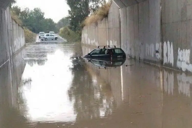 L'auto bloccata sotto il ponte a Serdiana