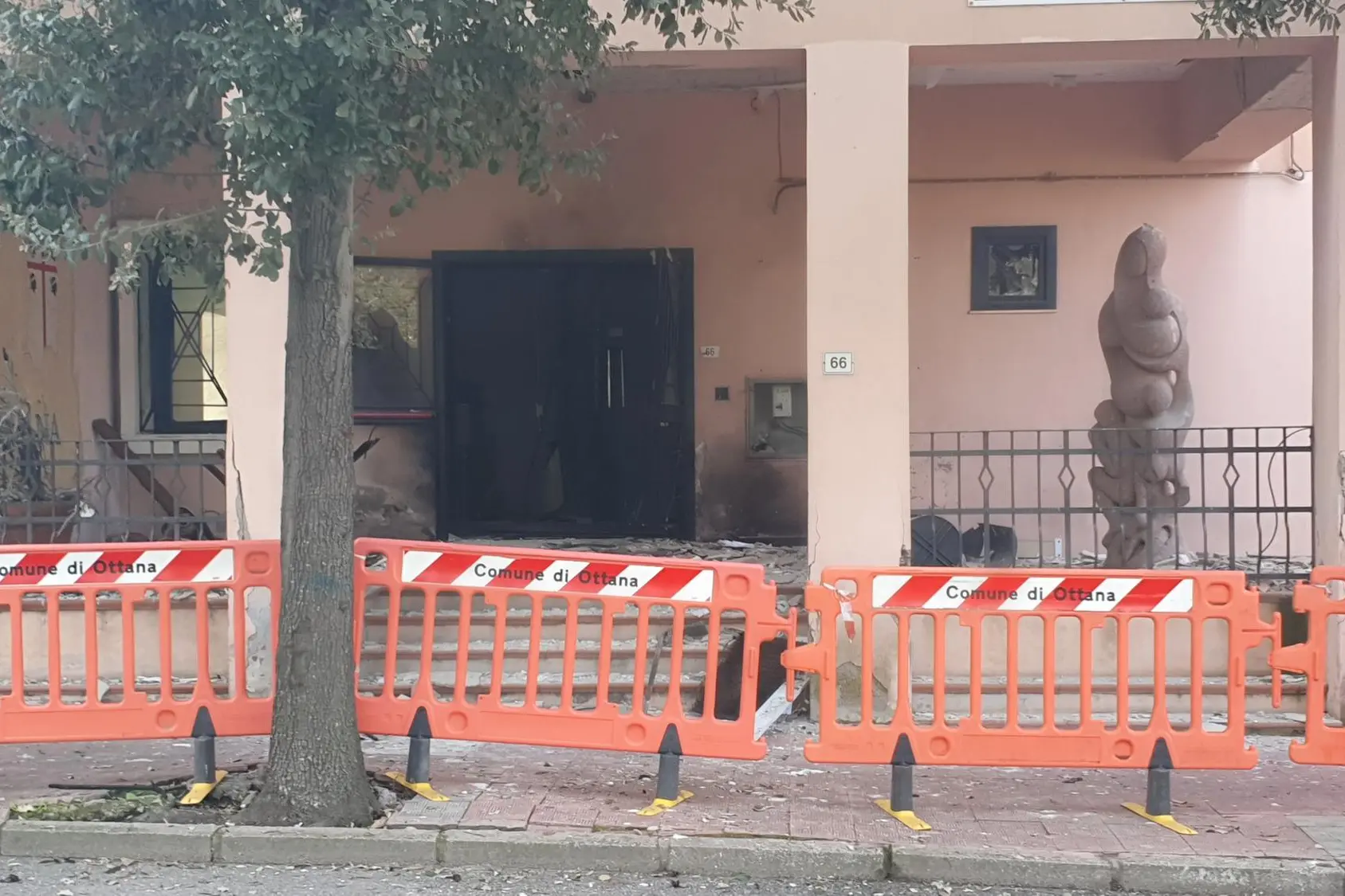 Die Tür des Gebäudes wurde durch die Bombe zerstört