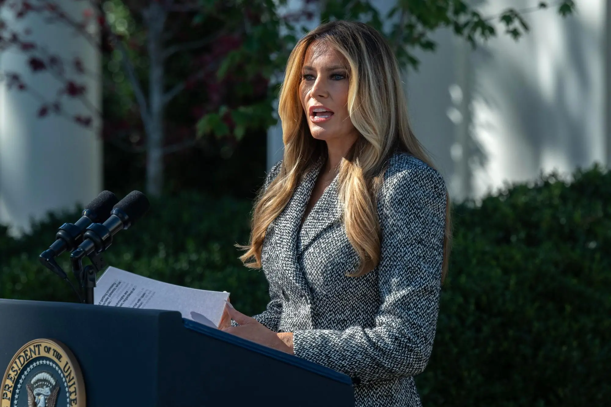 epa13315786 First lady Melania Trump makes remarks prior to US President Trump signing an executive order to establish the Women's Health Division and a White House Women's Health Task Force in the Rose Garden of the White House in Washington, DC, USA, 19 October 2026. The first lady spoke about the need for overhauling women's health, including using AI for new research. EPA/RON SACHS / POOL