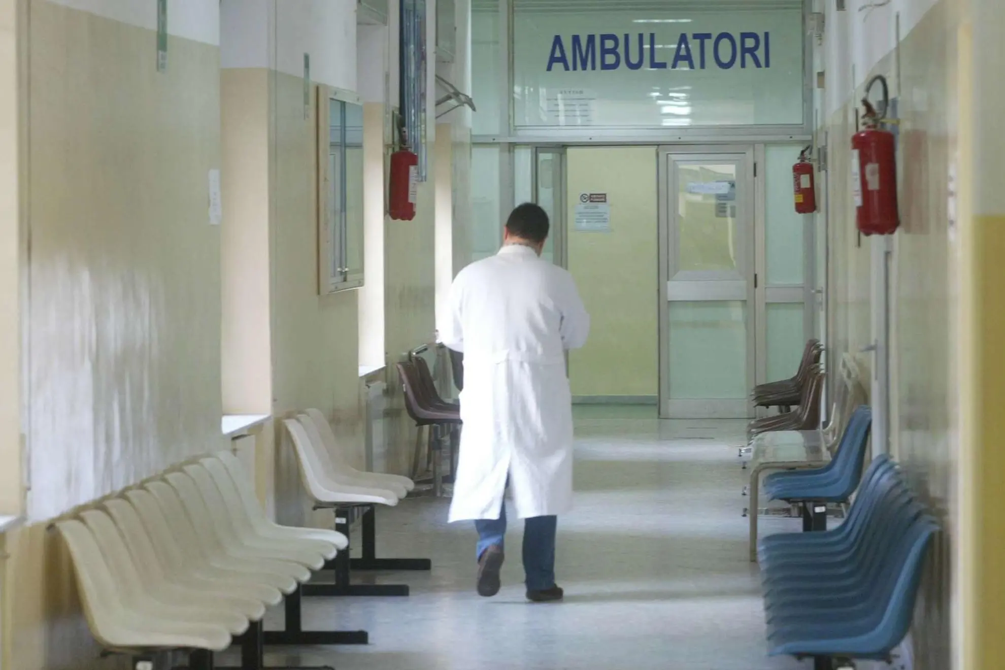 Un medico in reparto (Archivio L'Unione Sarda)