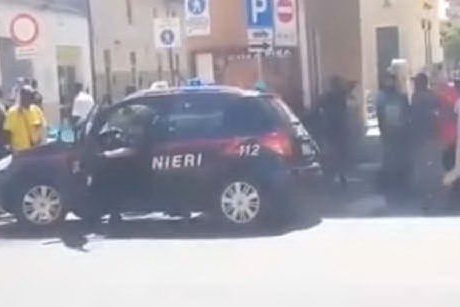 Pisa, carabinieri aggrediti da ambulanti senegalesi. Salvini: &quot;Tolleranza zero&quot;