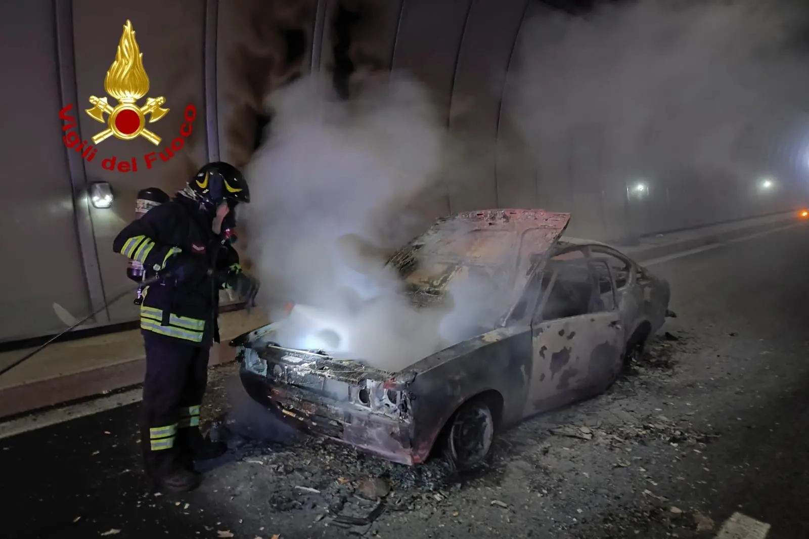 Incendio nella galleria tra Posada e Budoni (Foto Vigili del fuoco)