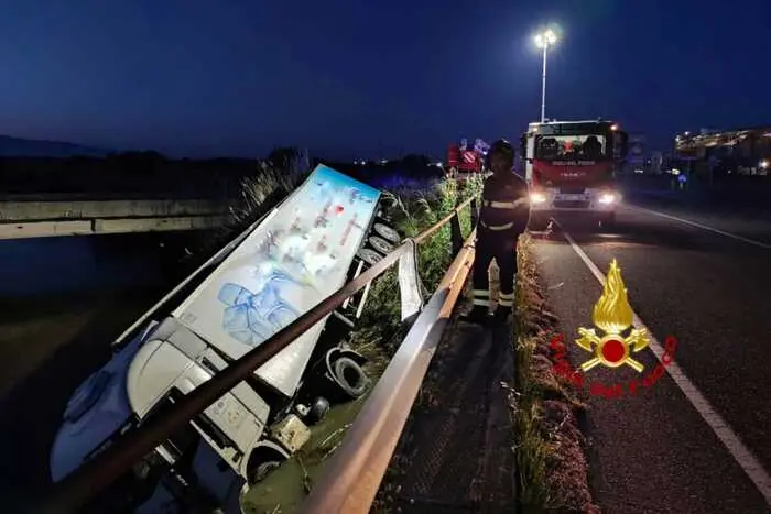 Il tir finito fuori strada a Santa Giusta (Ansa - Vigili del fuoco)