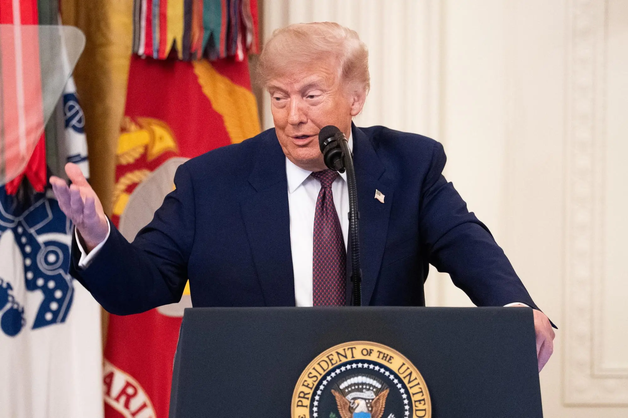 Trump sferza l’Ue: «Tutte quelle pale eoliche sono un disastro» epa13048048 United States President Donald Trump delivers remarks during a Medal of Honor award ceremony in the East Room of the White House in Washington, D.C., USA, 18 June 2026. EPA/Aaron Schwartz via CNP / POOL