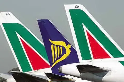 Aerei Alitalia e Ryanair (Archivio L'Unione Sarda)