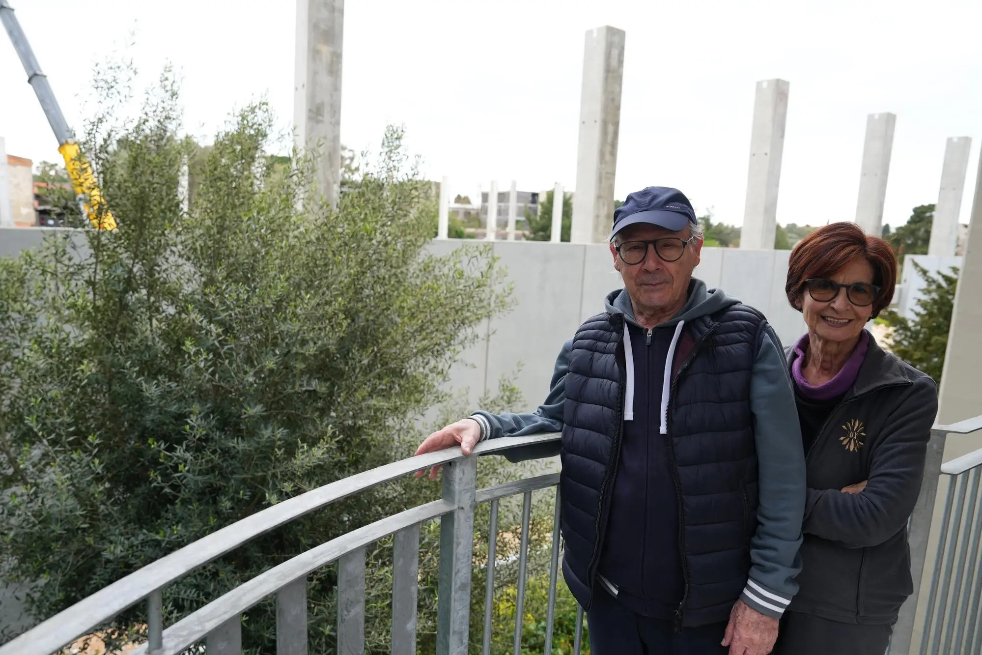 Tonino Bullitta e Giovanna Senes. Sullo sfondo il palazzetto in costruzione