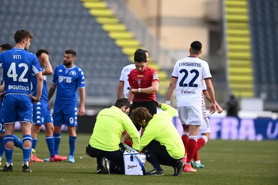 I soccorsi all'abritro Dionisi dopo l'infortunio (Ansa)
