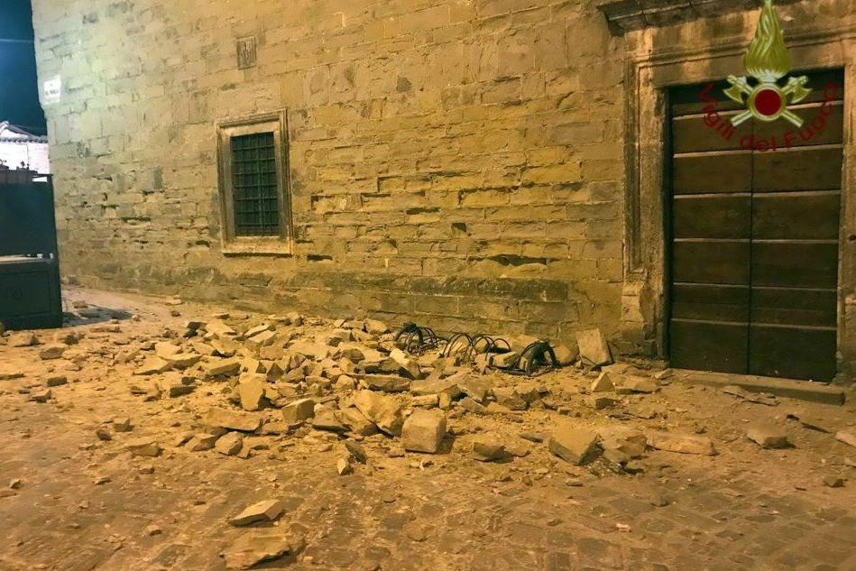 Il crollo dell'intonaco del muro della chiesa di Città di Castello (Ansa)
