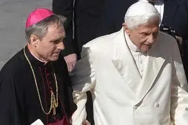 Padre Georg con Joseph Ratzinger (Ansa)