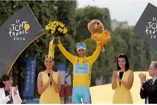 La premiazione di Nibali, incoronato a Parigi re del ciclismo