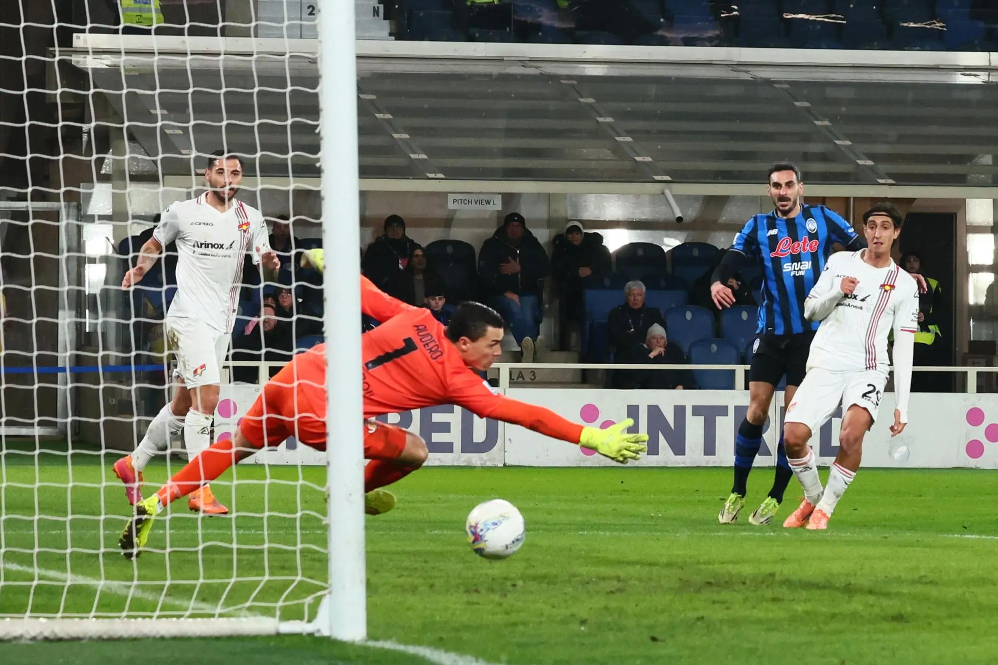 Atalanta's Davide Zappacosta scores the goal 2-0 during the Italian Serie A soccer match Atalanta BC vs US Cremonese at the New Balance Arena in Bergamo, Italy, 9 February 2026. ANSA/MICHELE MARAVIGLIA