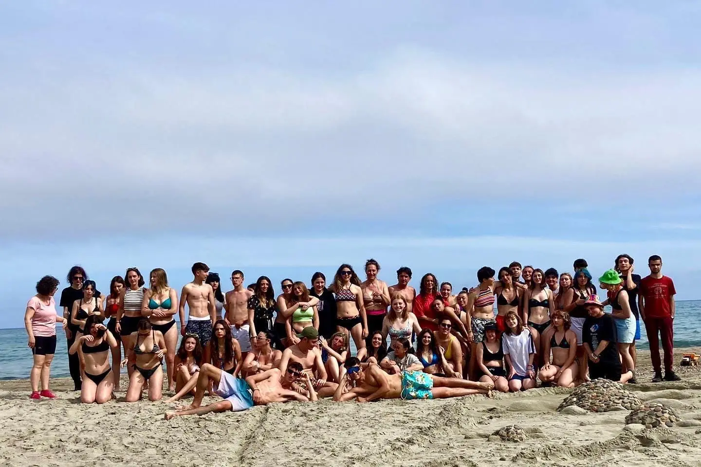 Il gruppo di liceali di Cantù sulla spiaggia di Tertenia (foto concessa)