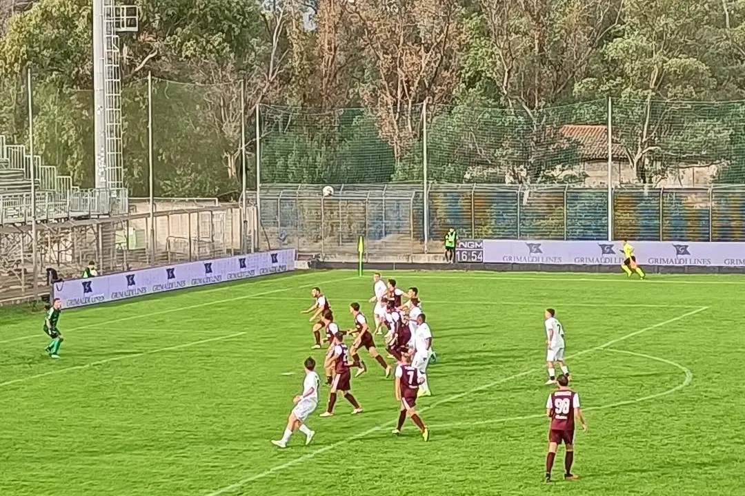 Un'immagine della gara d'andata tra Olbia e Puteolana (foto Giagnoni)