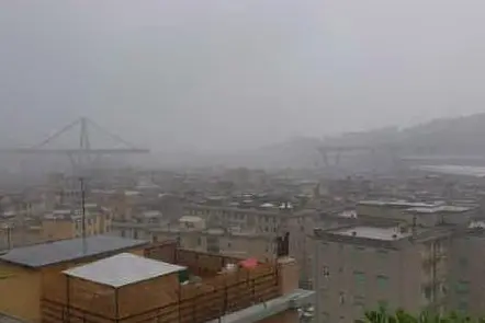 Dai social e dai soccorritori le prime immagini della tragedia di Genova, dove il ponte Morandi è crollato sull'A10