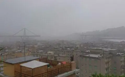 Dai social e dai soccorritori le prime immagini della tragedia di Genova, dove il ponte Morandi è crollato sull'A10