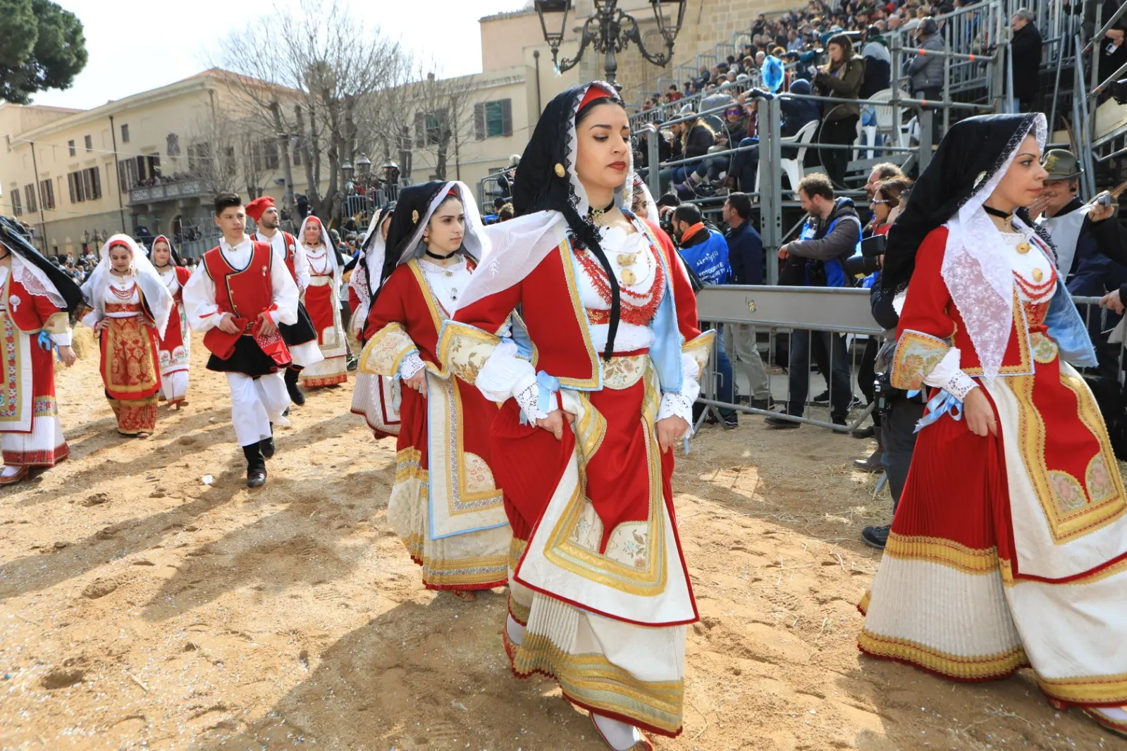 Sfilata con i costumi sardi (foto della Fondazione Oristano)