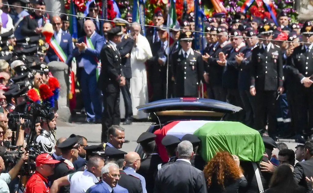 La folla ai funerali di Mario Cerciello Rega, il carabiniere ucciso a Roma