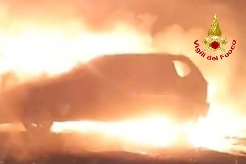 Una delle auto in fiamme (Foto Vigili del fuoco)