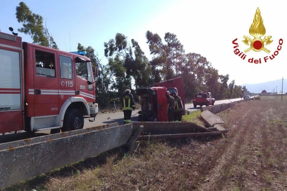 Villacidro: camion finisce contro un trattore e si ribalta