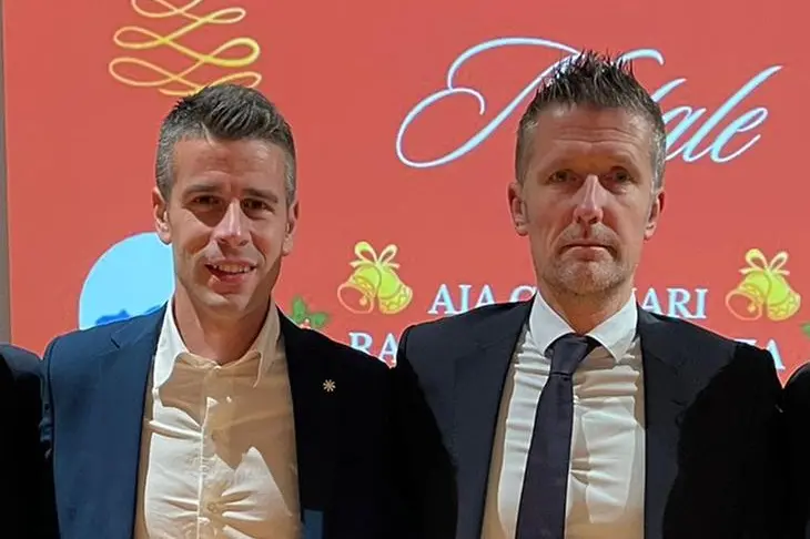 L'arbitro Antonio Giua (a sinistra) con Daniele Orsato in occasione di un evento della sezione Aia di Cagliari (foto Spignesi)