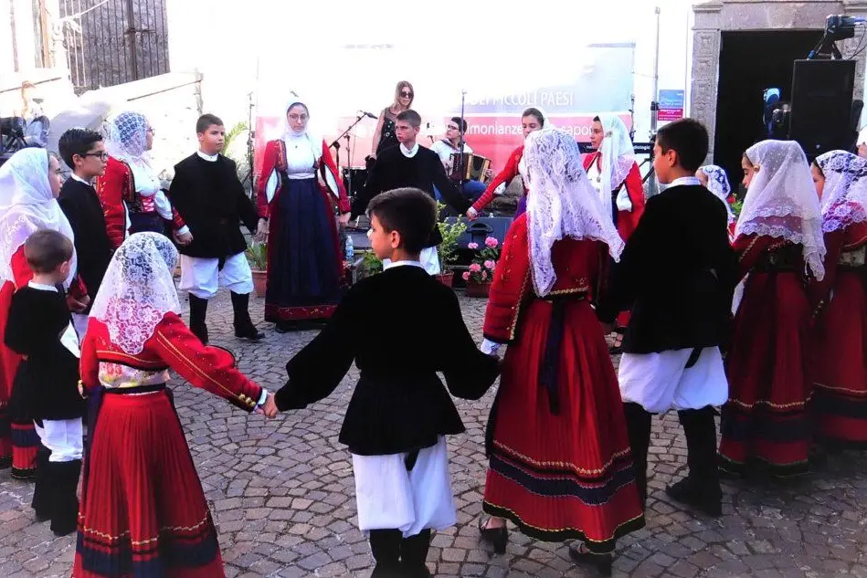 Il gruppo ballo minifolk di Bortigali (foto ufficio stampa)