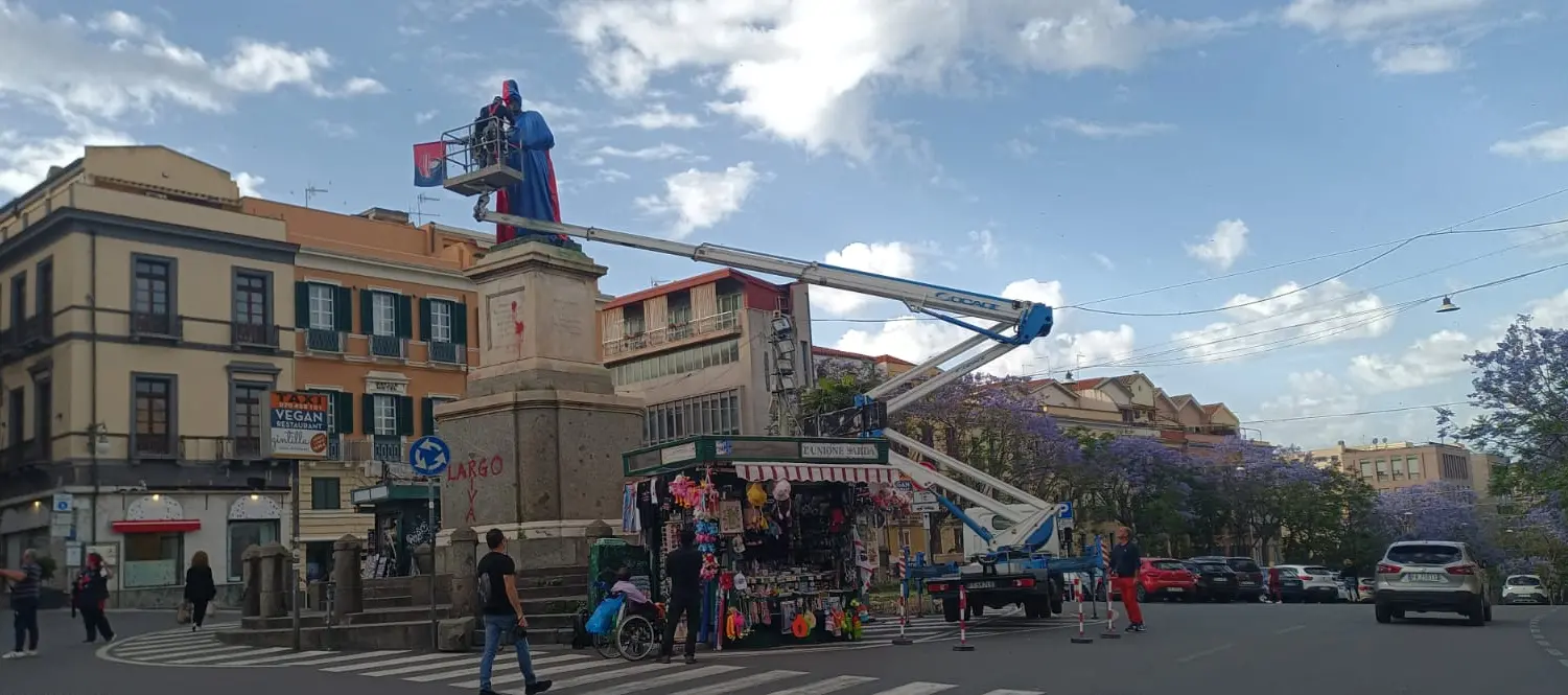 Il blitz dei tifosi in piazza Yenne (foto L'Unione Sarda)