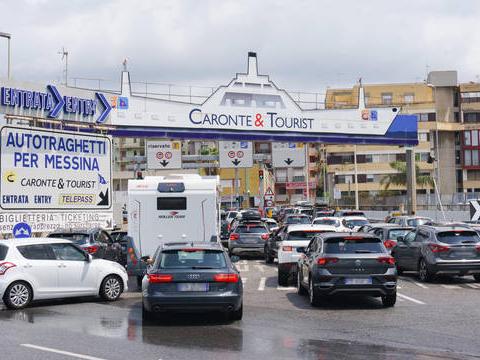 Sicilia e Calabria sfidano il governo: “Sui traghetti anche i non vaccinati”