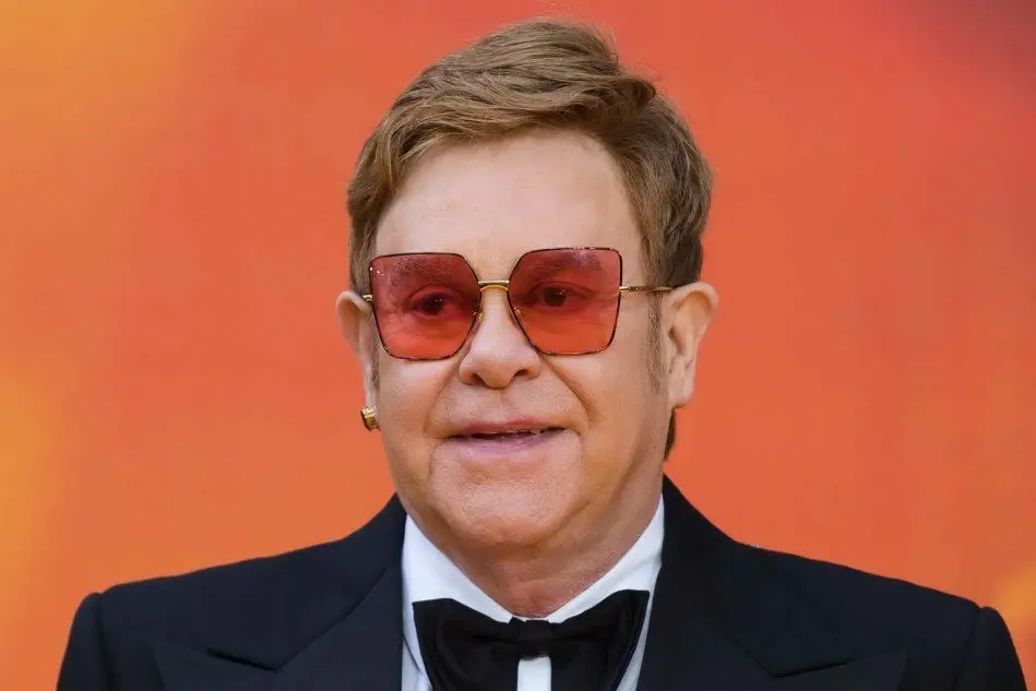 Elton John: la sua bolletta annua di luce e gas è di 49mila sterline