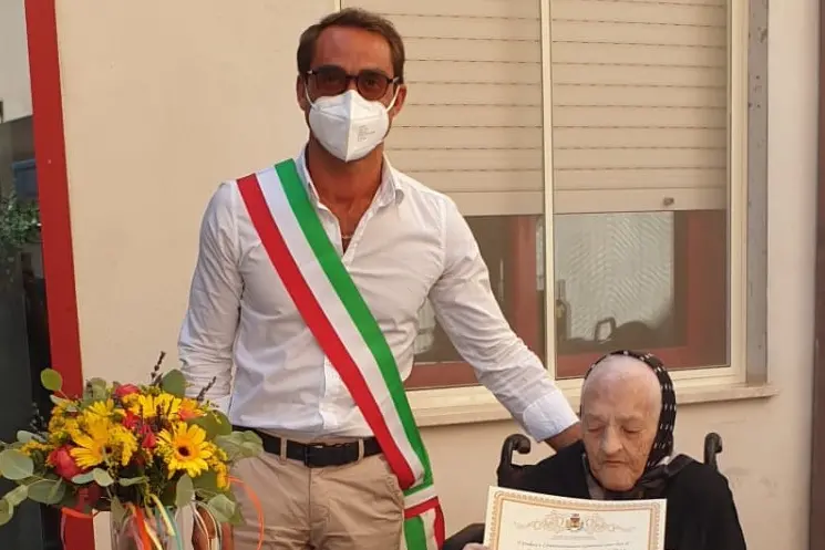 Il sindaco Antonio Nieddu con zia Mariuccia Madeddu (foto concessa dal comune)