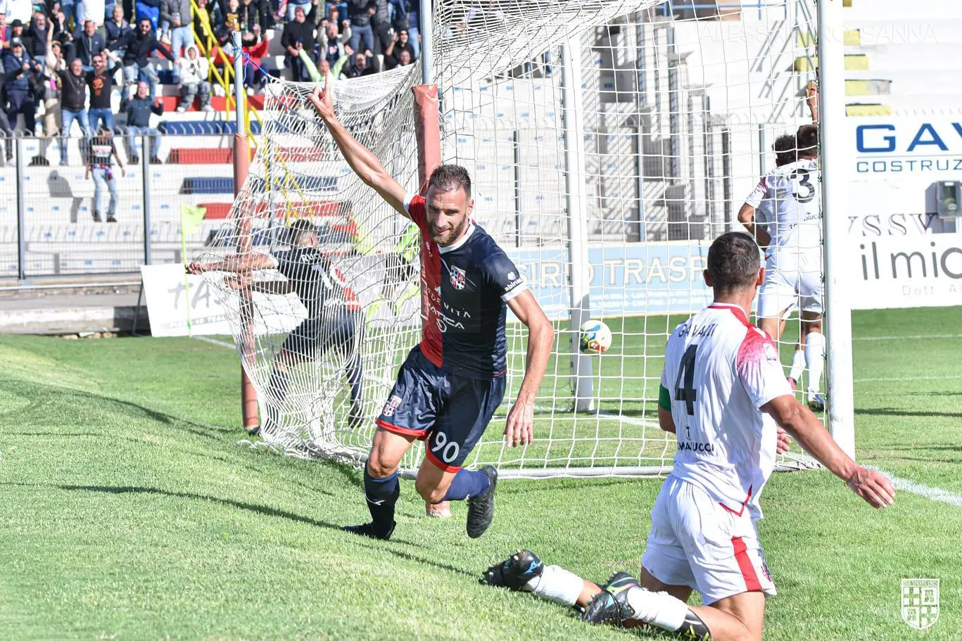 L'esultanza di Scappini dopo un gol (foto Torres-A. Sanna)