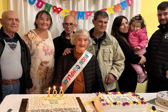 La festa per i cent'anni di nonna Laurina Salis