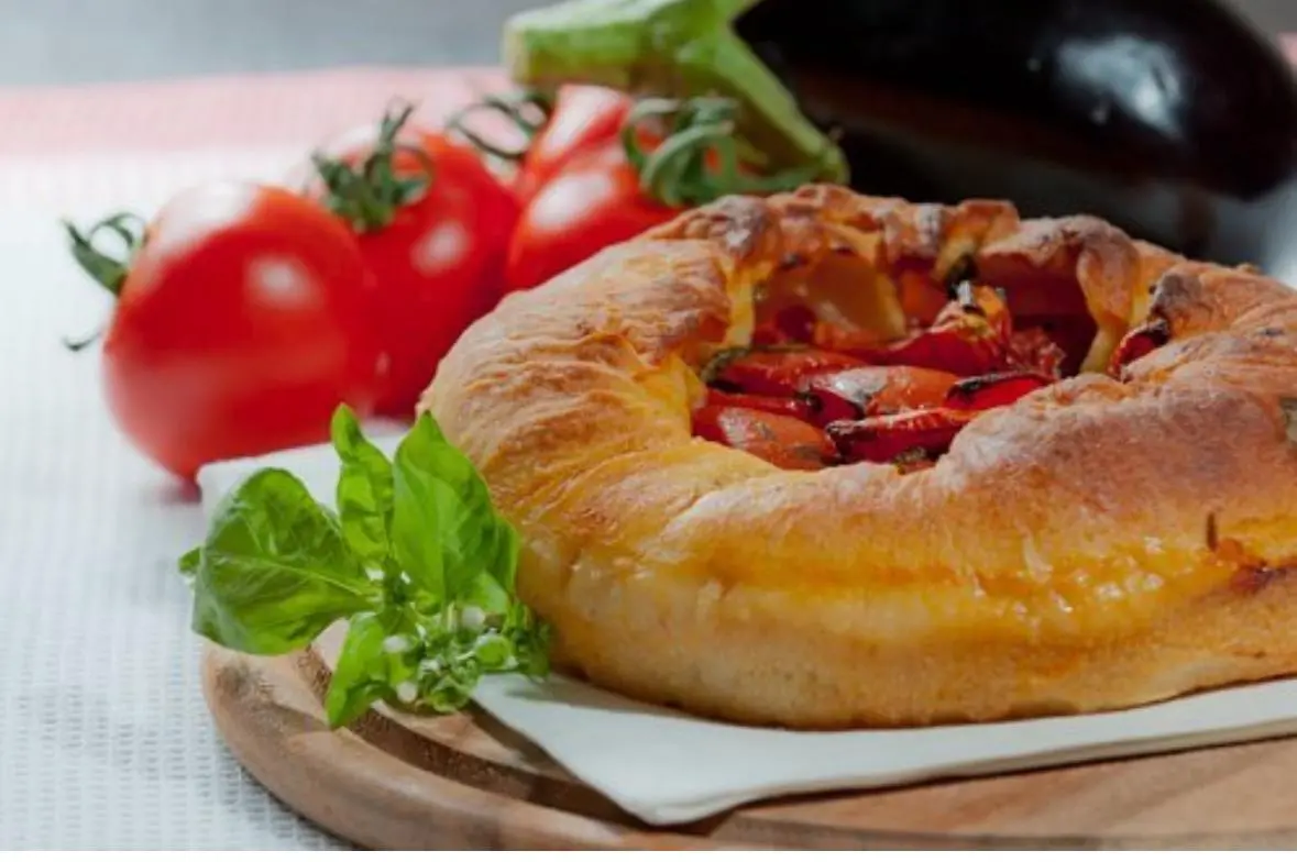 Prazzira o Mustazzeddu, la focaccia sarda ripiena di pomodori