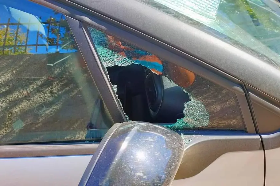 Un vetro rotto di un'autovettura in via Roth (foto Tellini)