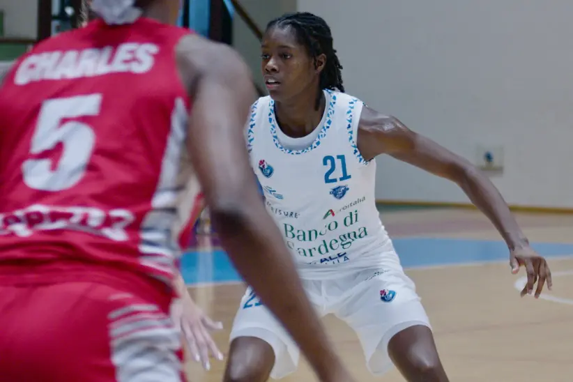 La nuova arrivata in casa Dinamo Sassari, Mya Hollingshed, in azione contro Miskolc nella semifinale del "Sa Duchessa" (foto Dinamo Sassari)