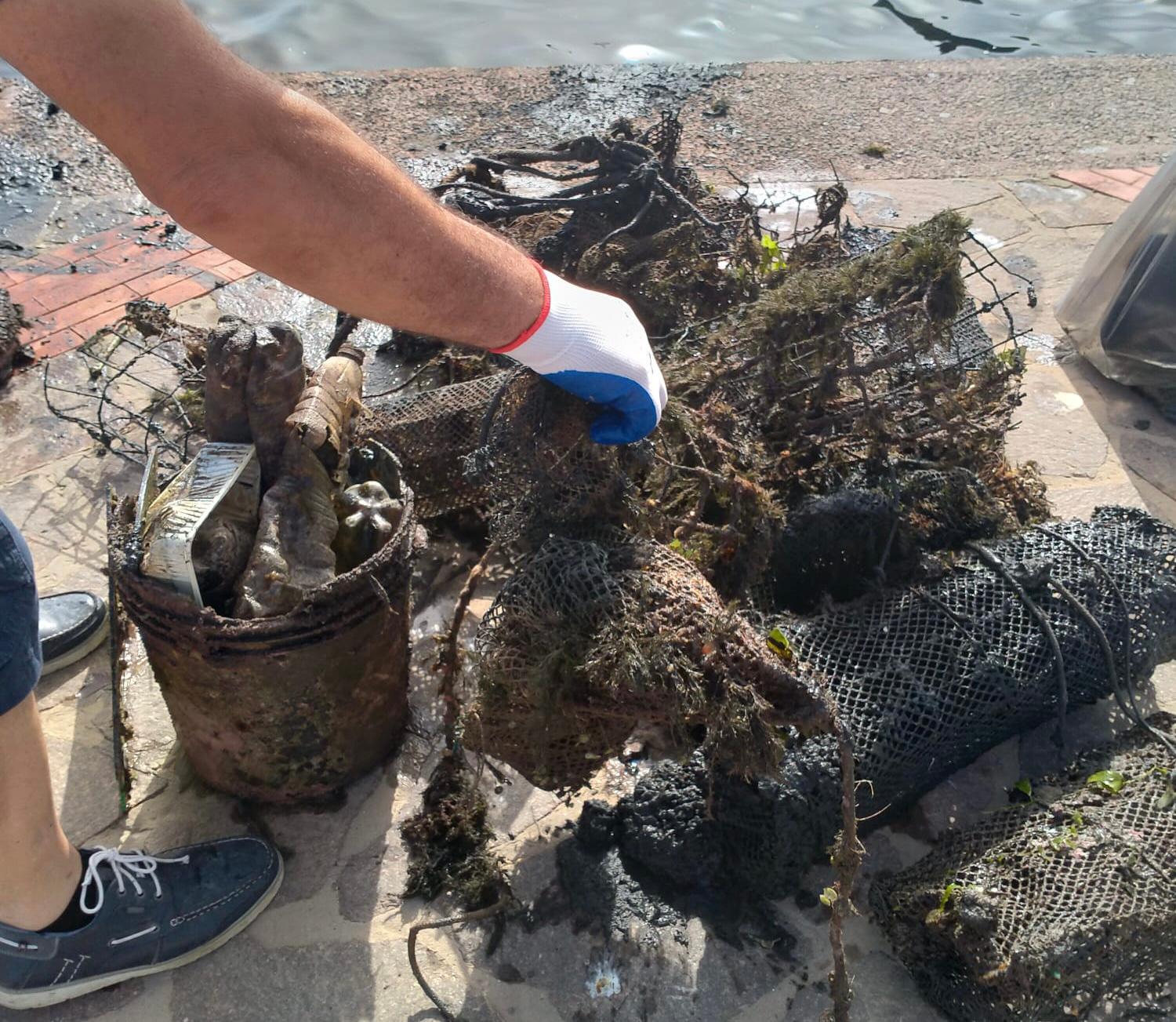 Alcuni rifiuti raccolti in mare (foto Fabio Murru)