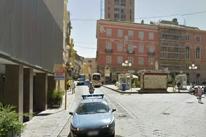 Piazza Azuni (foto da Google Maps)