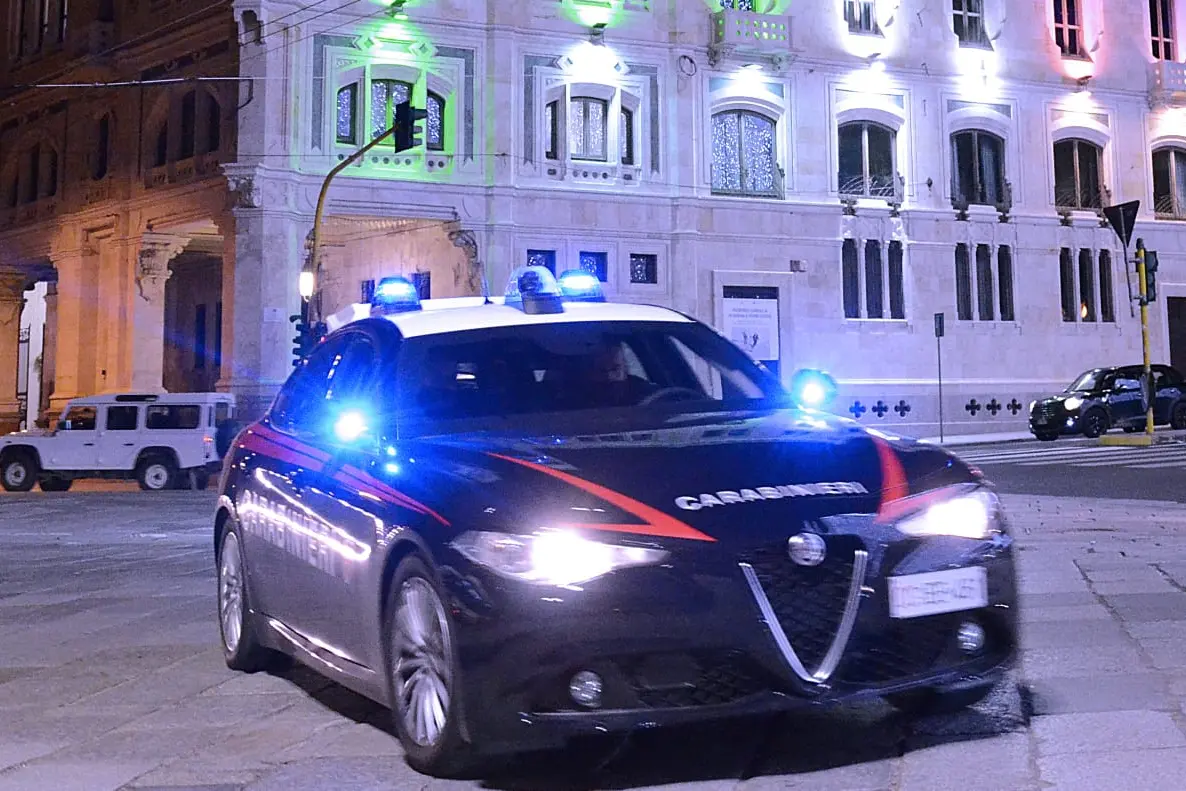 Carabinieri in centro a Cagliari (L'Unione Sarda)