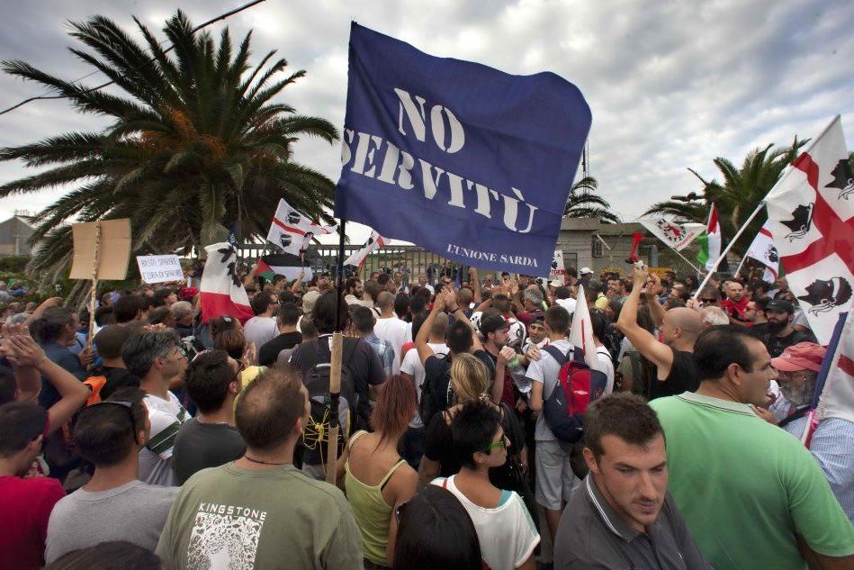 I manifestanti ieri a Capo Frasca - Foto Max Solinas