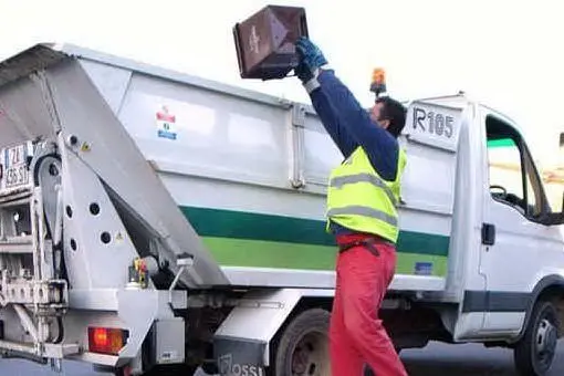 Il camioncino per la raccolta die rifiuti