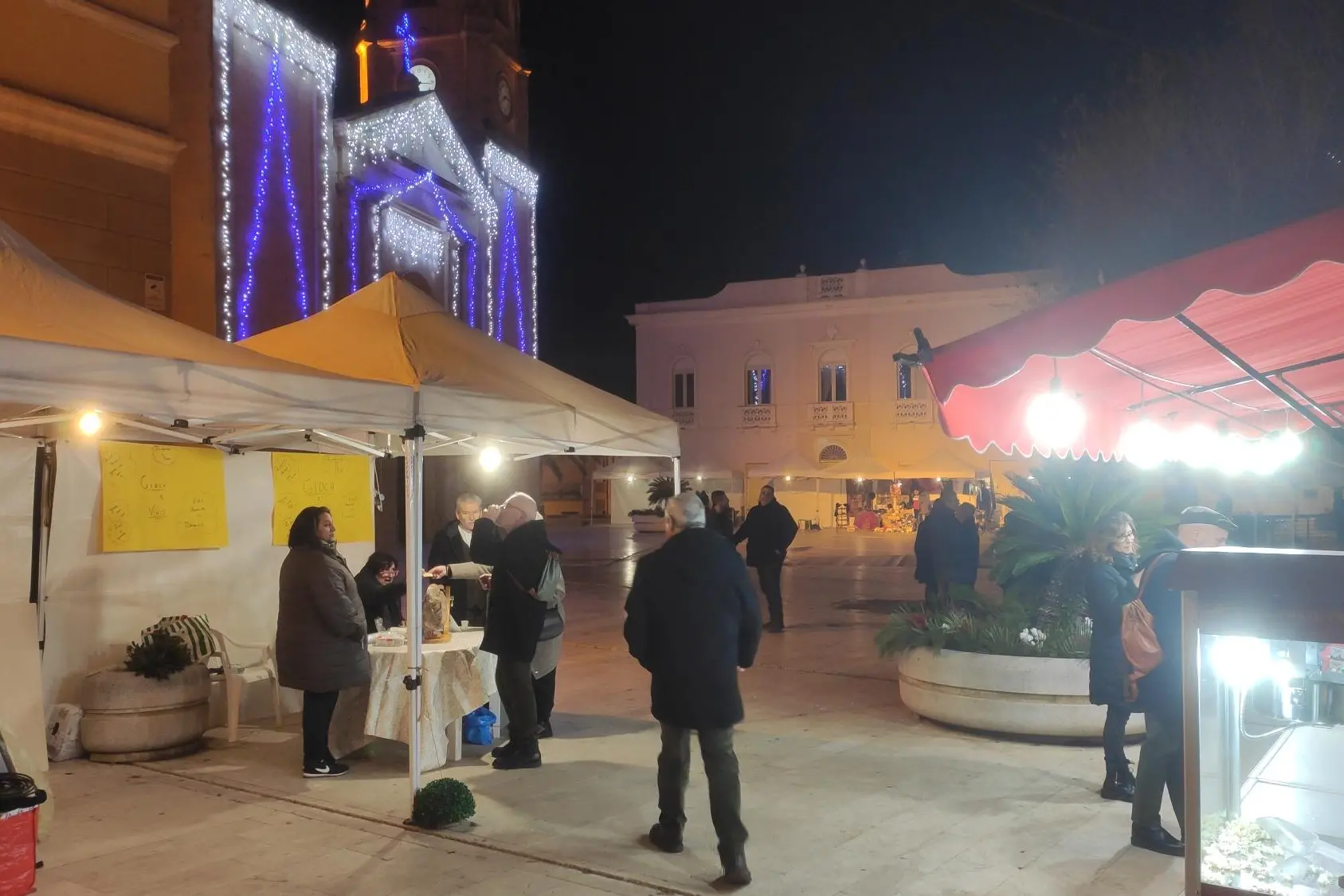 La chiesa con le luminarie natalizie (L'Unione Sarda - Andrea Serreli)